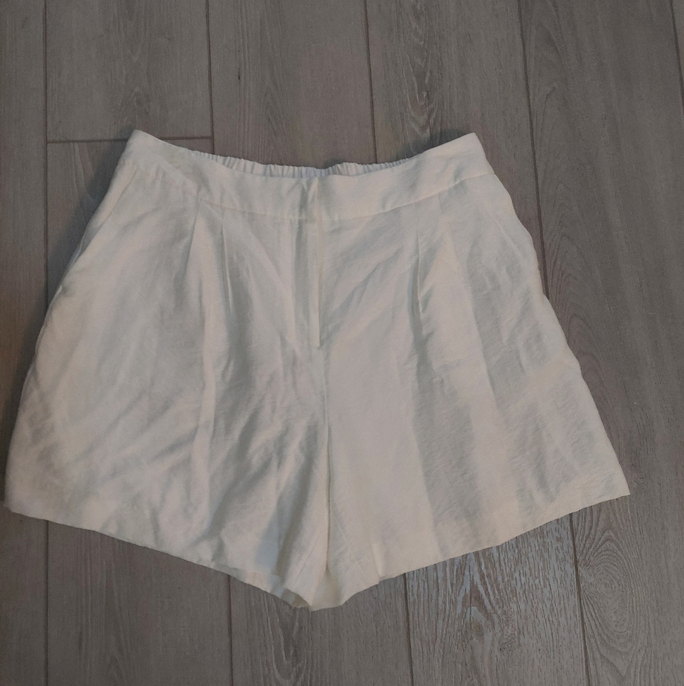 Vince Camuto White Rumple Twill Shorts